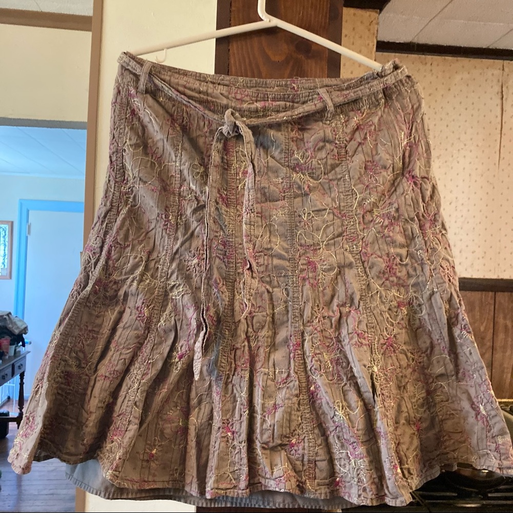 A charming skirt with flower pattern and ties petite 12